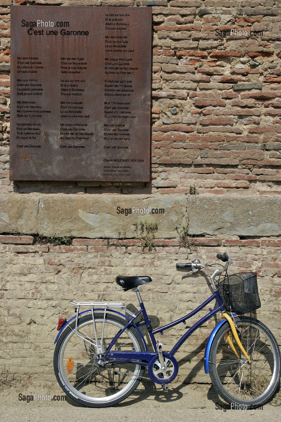 TEXTES DE LA CHANSON DE CLAUDE NOUGARO 'C'EST UNE GARONNE', PROMENADE SAINT-MARTIN, BORDS DE LA GARONNE, TOULOUSE, HAUTE-GARONNE (31), FRANCE 