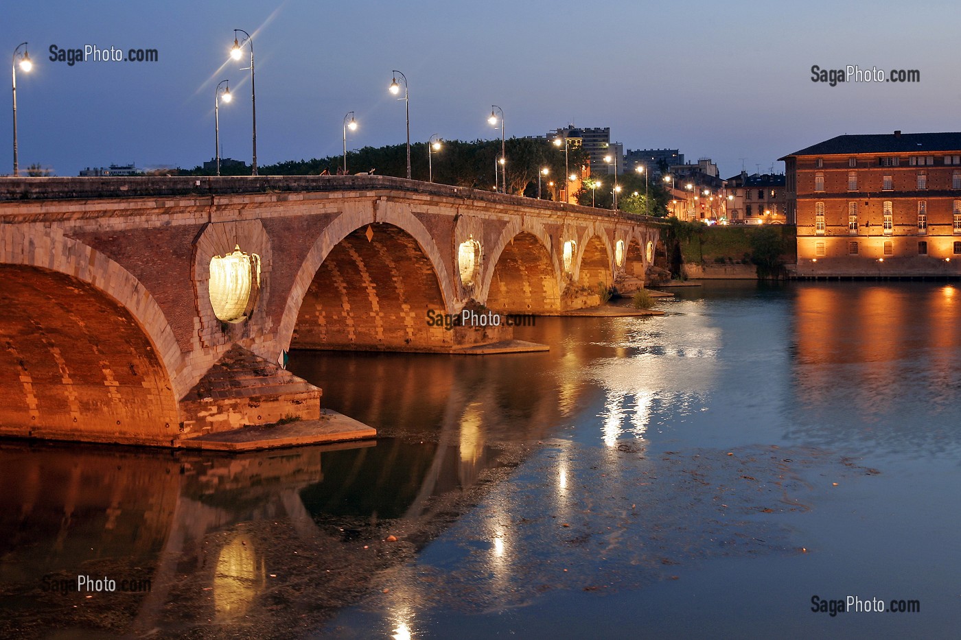 LE PONT-NEUF SUR LA GARONNE, ECLAIRAGE A LA TOMBEE DE LA NUIT, RELIE LA PLACE ESQUIROL AU COURS DILLON, ACHEVE EN 1632, TOULOUSE, HAUTE-GARONNE (31), FRANCE 