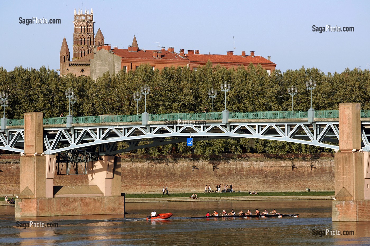 AVIRON ET RAMEURS SUR LA GARONNE, COUVENT DES JACOBINS ET PONT SAINT-PIERRE, VILLE DE TOULOUSE, HAUTE-GARONNE (31), FRANCE 