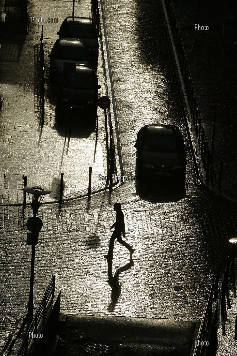 PIETON DANS LA RUE, SCENE DE RUE A CONTRE-JOUR APRES L'AVERSE, VILLE DE TOULOUSE, HAUTE-GARONNE (31), FRANCE 