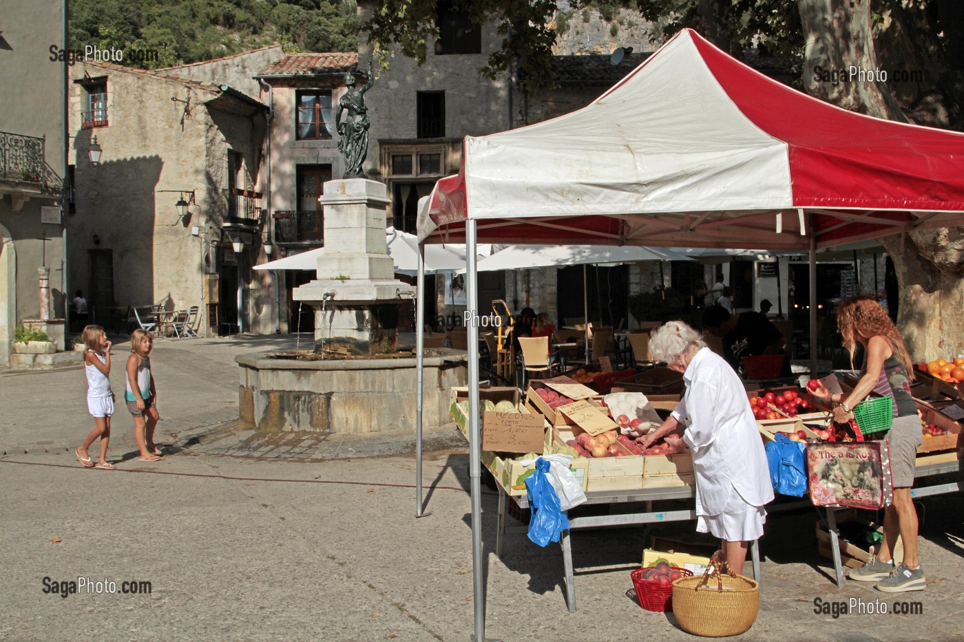 PLACE DE LA LIBERTE, PLACE DU MARCHE SAINT GUILHEM LE DESERT (34), VILLAGE MEDIEVAL, ETAPE DU PELERINAGE DE SAINT JACQUES DE COMPOSTELLE, LABELISE PLUS BEAU VILLAGE DE FRANCE 