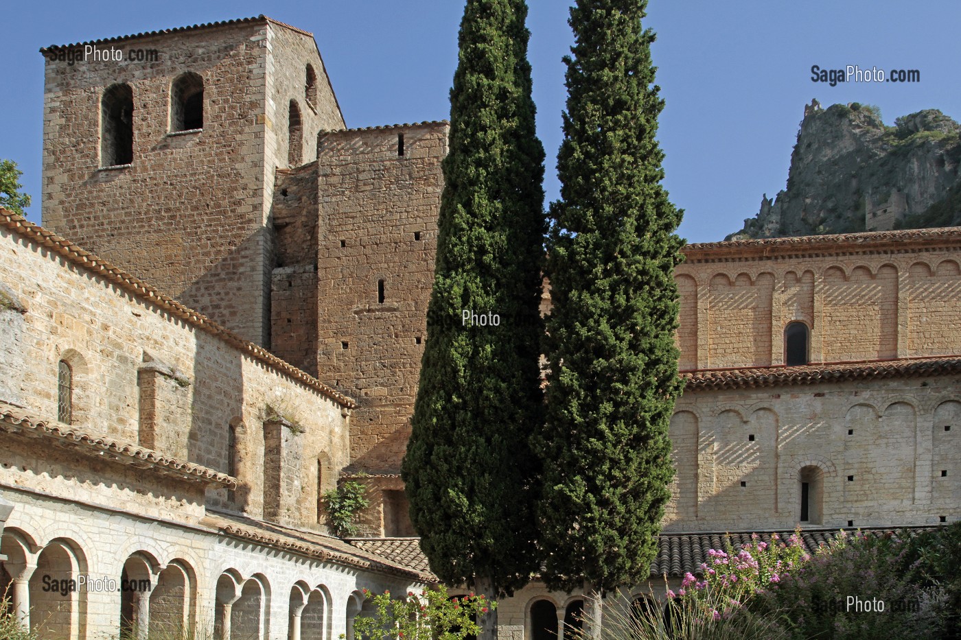 CLOITRE DE L'ABBAYE DE GELLONE, SAINT GUILHEM LE DESERT (34), VILLAGE MEDIEVAL, ETAPE DU PELERINAGE DE SAINT JACQUES DE COMPOSTELLE, LABELISE PLUS BEAU VILLAGE DE FRANCE 