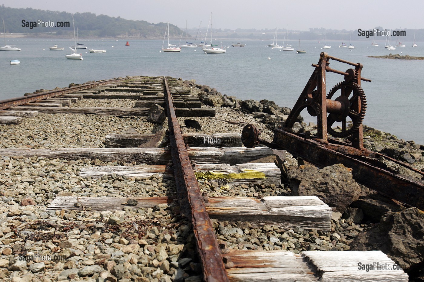 RAIL AU BORD DE LA RANCE, LA RICHARDAIS, ILLE-ET-VILAINE (35), FRANCE 