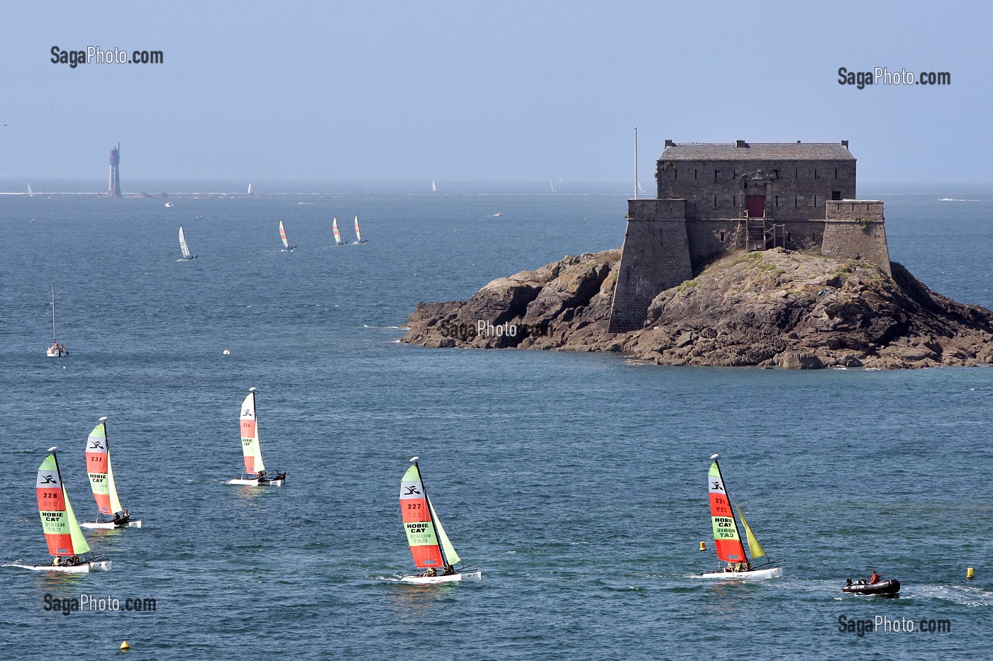 CATAMARANS DE L'ECOLE DE VOILE DEVANT LE FORT NATIONAL, SAINT-MALO, ILLE-ET-VILAINE (35), FRANCE 