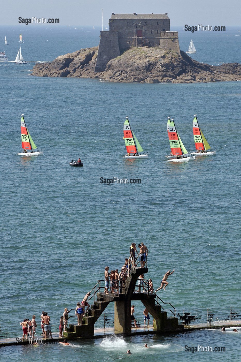 PISCINE DE LA PLAGE DU BON SECOURS AVEC LES CATAMARANS DE L'ECOLE DE VOILE DEVANT LE FORT NATIONAL, SAINT-MALO, ILLE-ET-VILAINE (35), FRANCE 