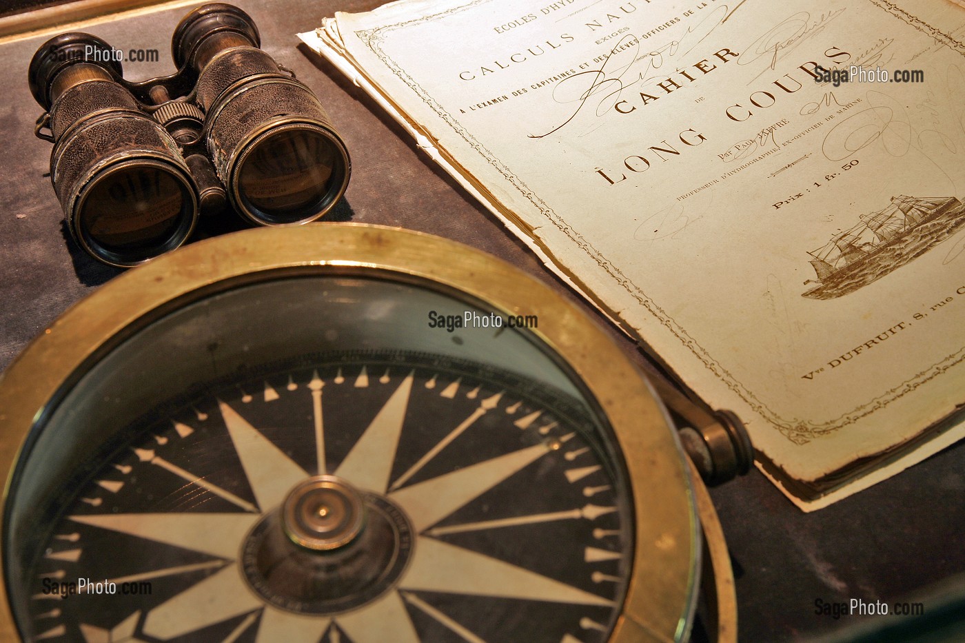 CAHIER LONG COURS, JUMELLES ET BOUSSOLE, MUSEE DU CAP-HORNIER, TOUR SOLIDOR, CITE D'ALETH, SAINT-MALO, ILLE-ET-VILAINE (35), FRANCE 