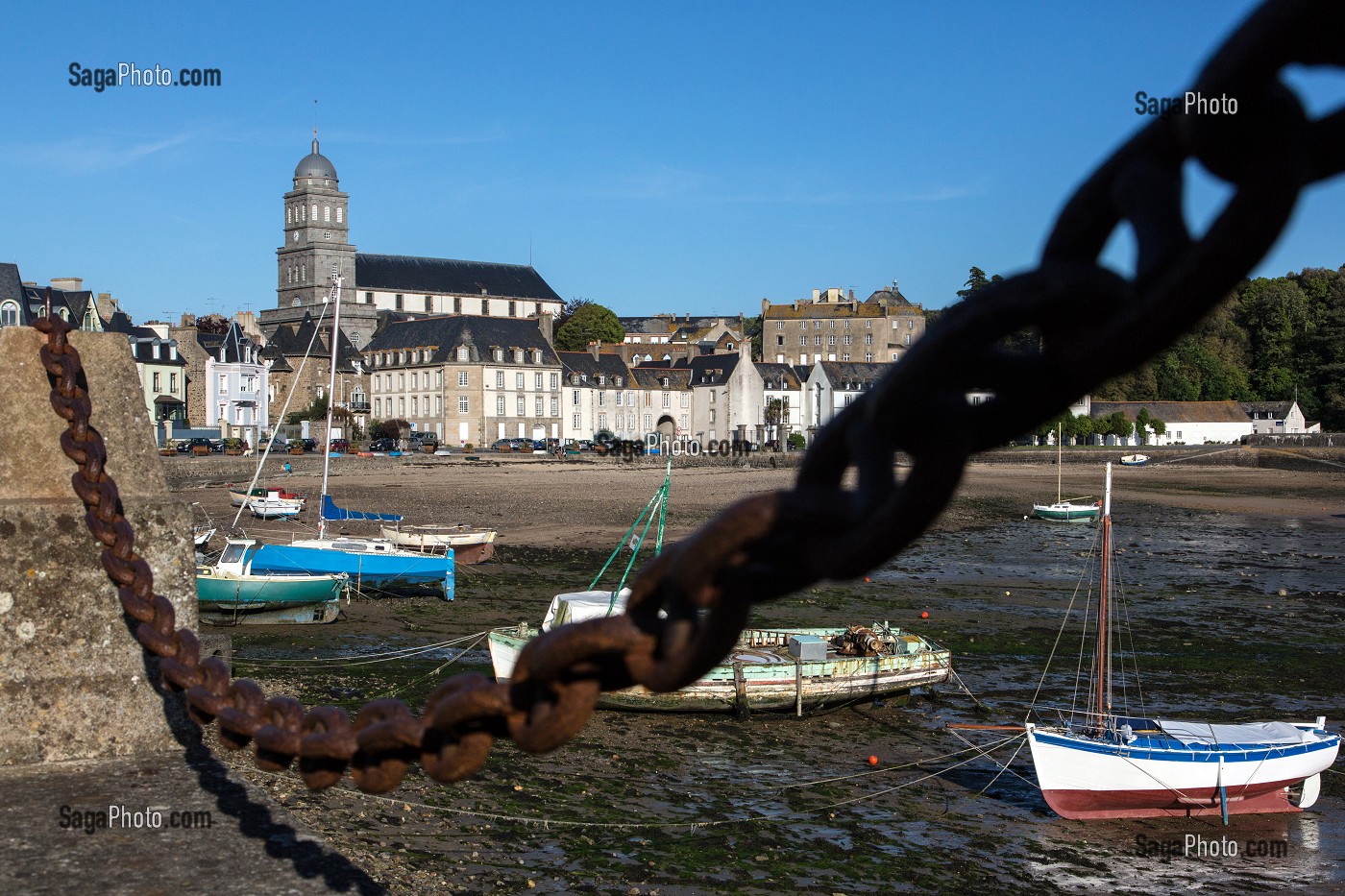 EGLISE SAINTE-CROIX ET PORT DES BAS-SABLONS DEVANT L'ARSENAL, CITE D'ALET, QUARTIER DE SAINT-SERVAN, SAINT-MALO, ILLE-ET-VILAINE (35), FRANCE 