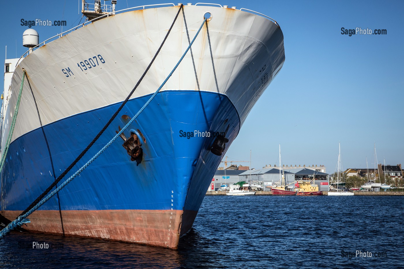 BATEAU DE PECHE A QUAI SUR LE PORT DE COMMERCE DE SAINT-MALO, ILLE-ET-VILAINE (35), FRANCE 