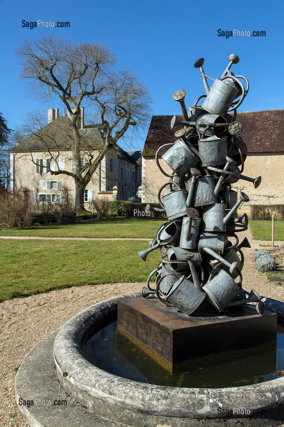 SCULPTURE DE XAVIER CARNET, SECHERESSE DE 2008 REALISEE AVEC 44 ARROSOIRS, PARC DU JARDIN DU  DOMAINE GEORGE SAND, LA VALLEE NOIRE ET LE ROMANTISME DE GEORGE SAND DANS LE BERRY, NOHANT-VIC (36), FRANCE 