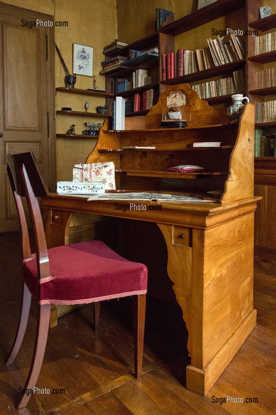 LE BUREAU DE TRAVAIL DE GEORGE SAND AVEC SA BIBLIOTHEQUE, DOMAINE GEORGE SAND, LA VALLEE NOIRE ET LE ROMANTISME DANS LE BERRY, NOHANT-VIC (36), FRANCE 