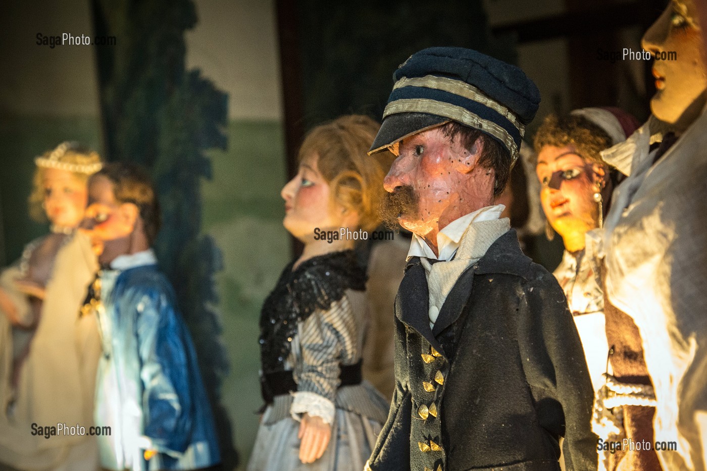 THEATRE DE MARIONNETTES EN BOIS SCULPTE PAR MAURICE, DOMAINE GEORGE SAND, LA VALLEE NOIRE ET LE ROMANTISME DE GEORGE SAND DANS LE BERRY, NOHANT-VIC (36), FRANCE 