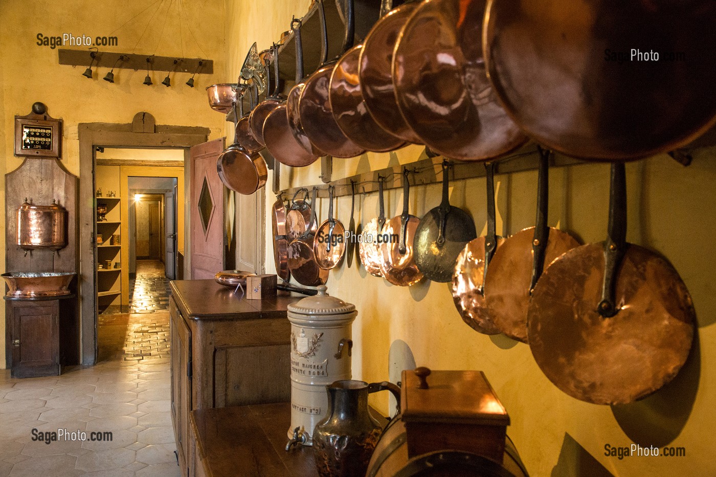 LA CUISINE ET LA COLLECTION DE CUIVRES, DOMAINE GEORGE SAND, LA VALLEE NOIRE ET LE ROMANTISME DE GEORGE SAND DANS LE BERRY, NOHANT-VIC (36), FRANCE 