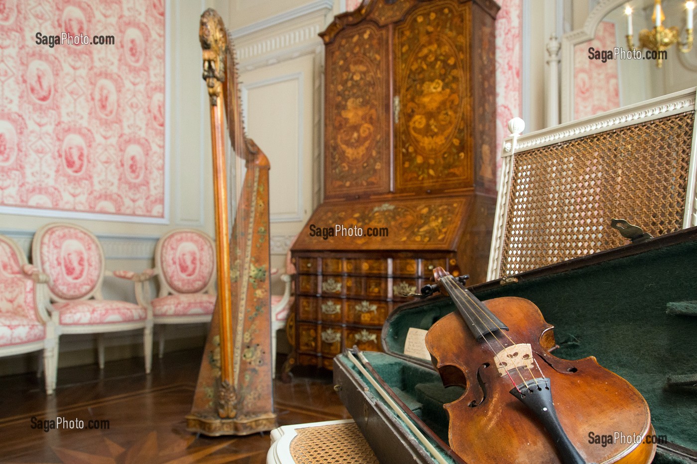 LE BOUDOIR OU CABINET DE MUSIQUE AVEC LA HARPE DE LA GRAND-MERE, DOMAINE GEORGE SAND, LA VALLEE NOIRE ET LE ROMANTISME DE GEORGE SAND DANS LE BERRY, NOHANT-VIC (36), FRANCE 