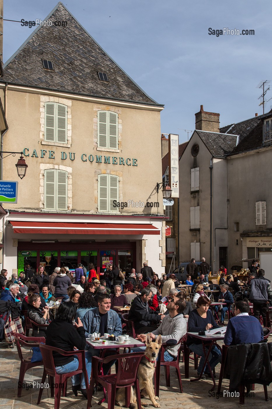 TERRASSE DU CAFE DU COMMERCE SUR LA PLACE DU MARCHE, LA CHATRE (36), LA VALLEE NOIRE DE GEORGE SAND DANS LE BERRY, FRANCE 
