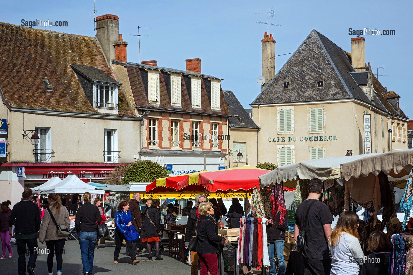 CAFE DU COMMERCE ET PLACE DU MARCHE, LA CHATRE (36), LA VALLEE NOIRE DE GEORGE SAND DANS LE BERRY, FRANCE 