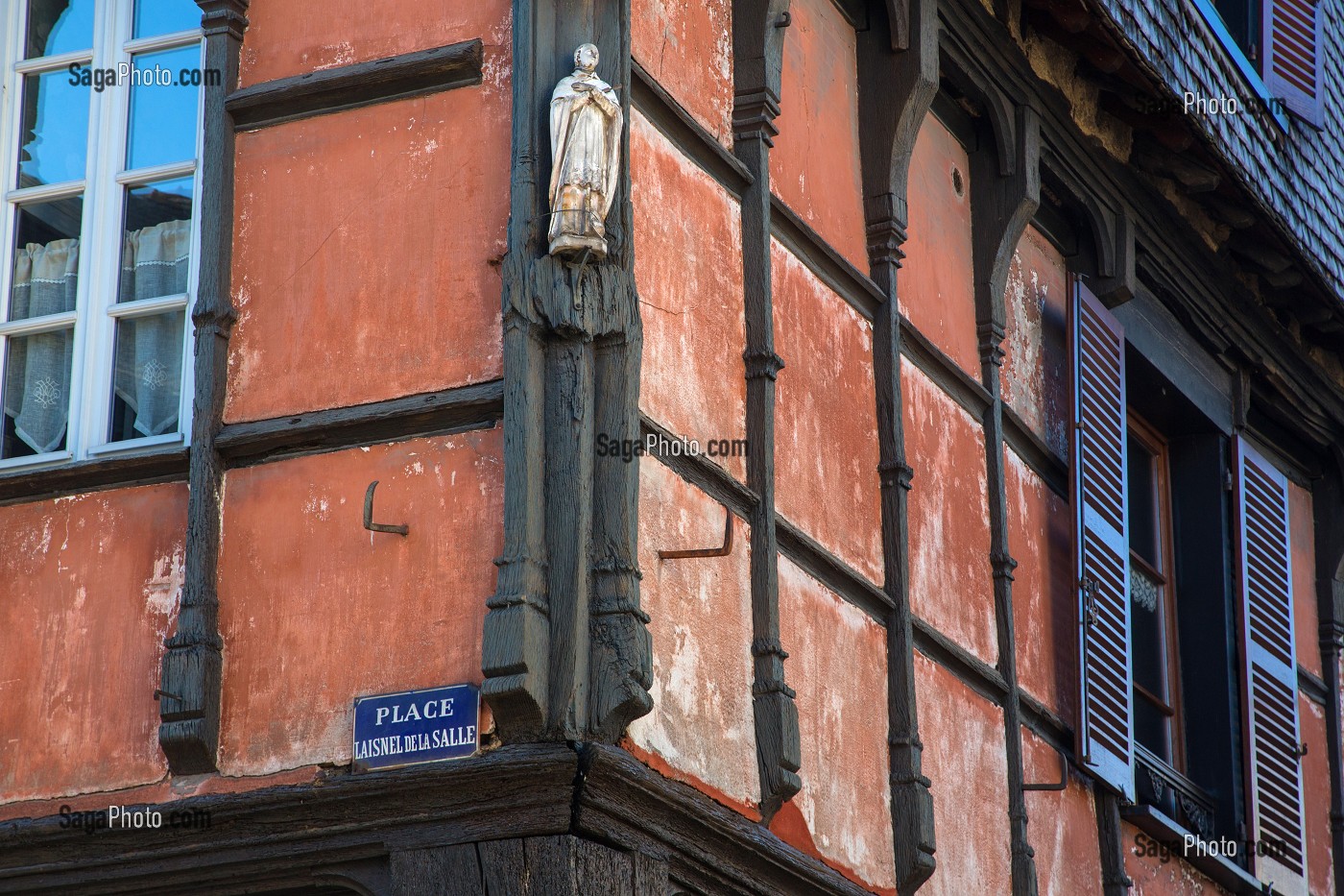 LA MAISON ROUGE OU MAISON DE BOIS EN COLOMBAGES, PLACE LAISNEL DE LA SALLE, LA CHATRE (36), LA VALLEE NOIRE DE GEORGE SAND DANS LE BERRY, FRANCE 