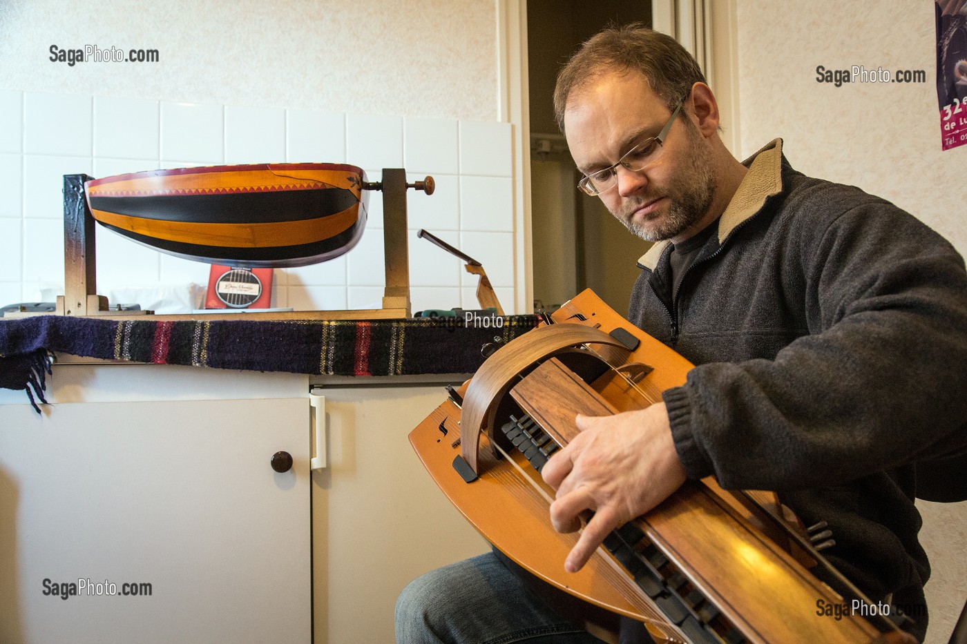 SEBASTIEN TOURNY, LUTHIER FACTEUR DE VIELLES, LA CHATRE (36), LA VALLEE NOIRE DE GEORGE SAND DANS LE BERRY, FRANCE 