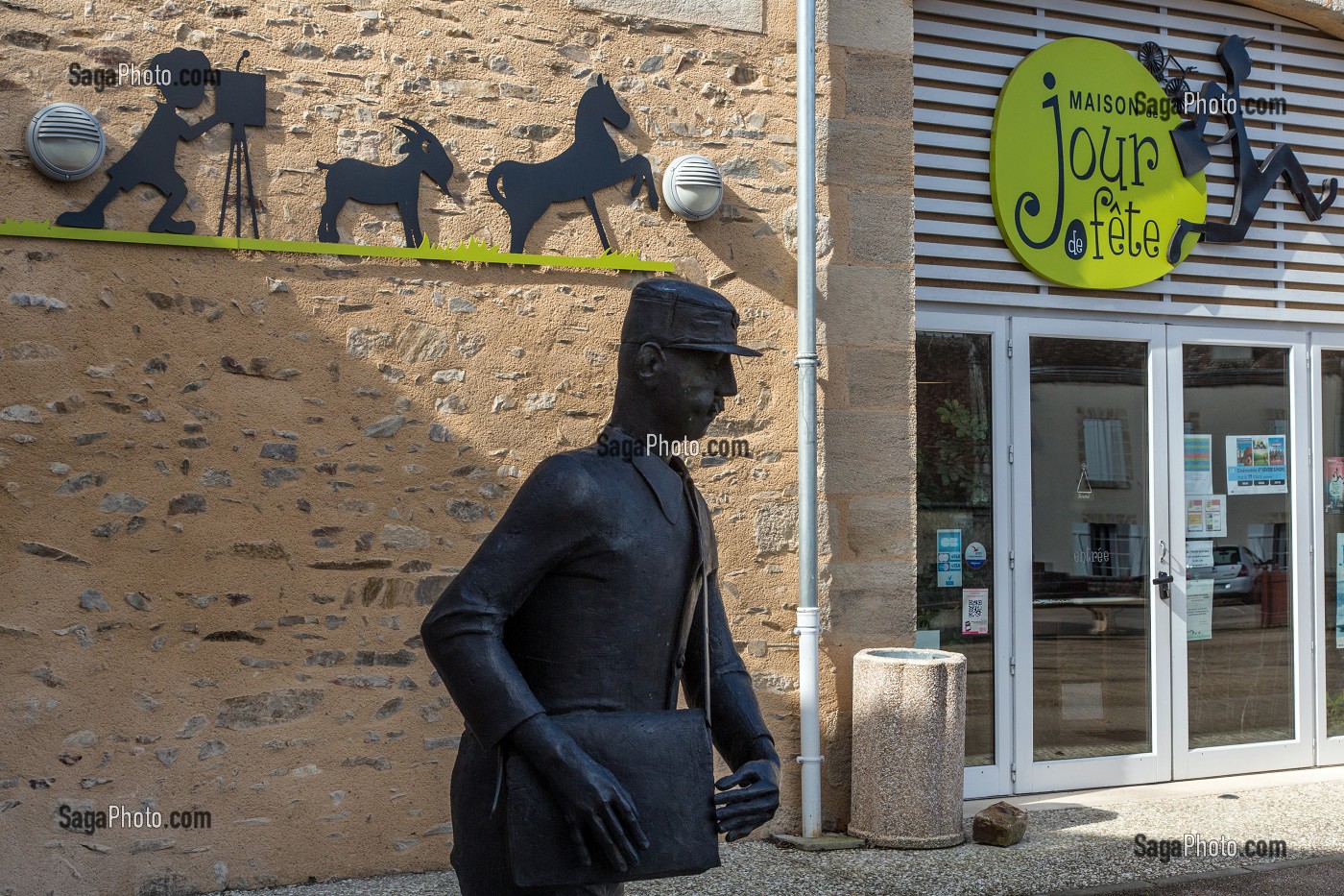 STATUE DU FACTEUR FRANCOIS DEVANT LA MAISON DE JOUR DE FETE EN HOMMAGE AU FILM TOURNE DANS LE VILLAGE PAR JACQUES TATI, SAINTE-SEVERE-SUR-INDRE (36), FRANCE 