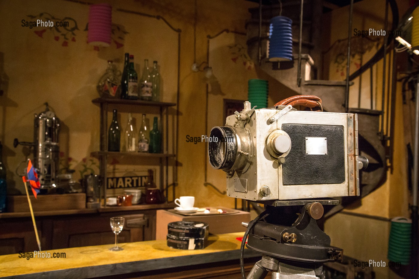 LA CAMERA DU FILM, RECONSTITUTION DU DECOR DU CAFE BONDU, MAISON DE JOUR DE FETE EN HOMMAGE AU FILM TOURNE DANS LE VILLAGE PAR JACQUES TATI, SAINTE-SEVERE-SUR-INDRE (36), FRANCE 