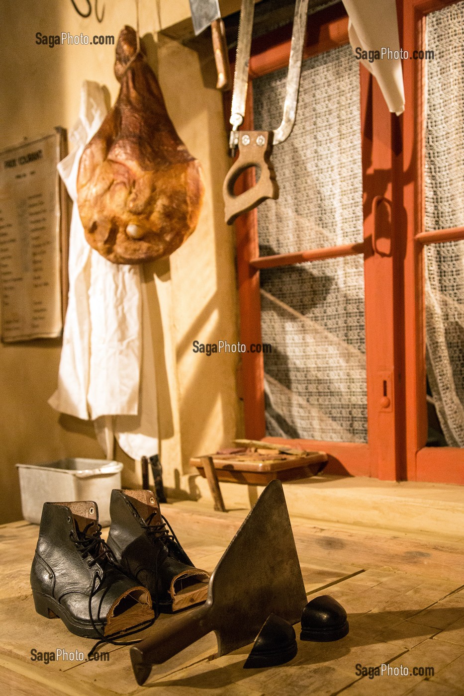 LA HACHE ET LES CHAUSSURES COUPEES, RECONSTITUTION DE LA BOUCHERIE, MAISON DE JOUR DE FETE EN HOMMAGE AU FILM TOURNE DANS LE VILLAGE PAR JACQUES TATI, SAINTE-SEVERE-SUR-INDRE (36), FRANCE 