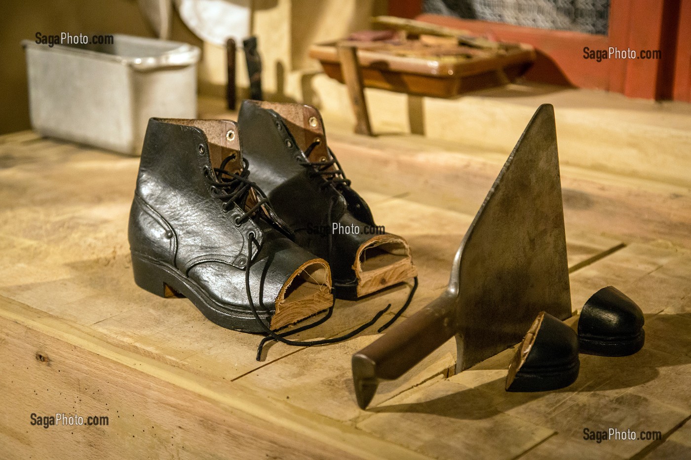 LA HACHE ET LES CHAUSSURES COUPEES, RECONSTITUTION DE LA BOUCHERIE, MAISON DE JOUR DE FETE EN HOMMAGE AU FILM TOURNE DANS LE VILLAGE PAR JACQUES TATI, SAINTE-SEVERE-SUR-INDRE (36), FRANCE 