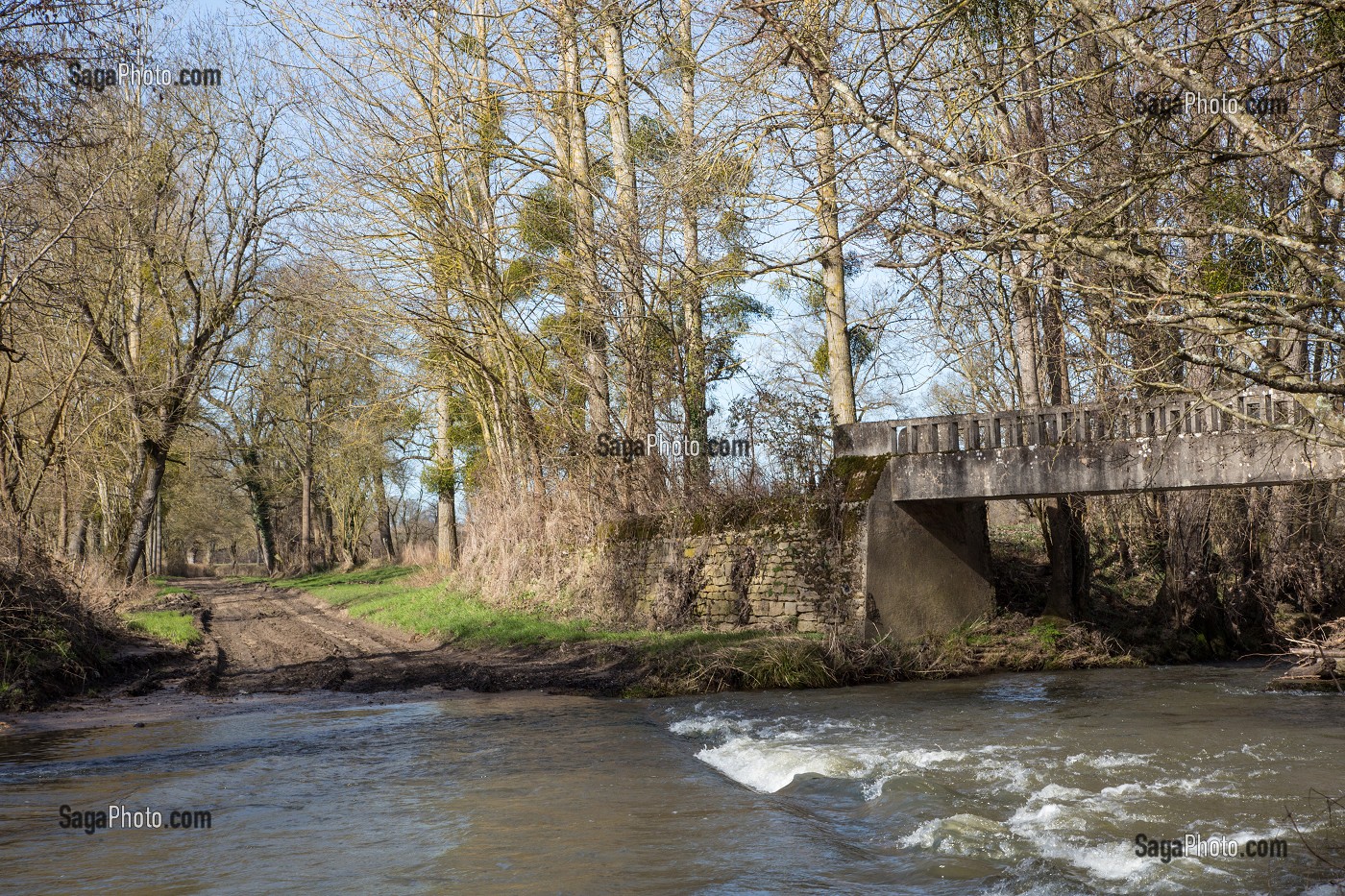 LA PASSAGE A GUE SUR LA RIVIERE L'INDRE, LIEU DE BAIGNADE DE GEORGE SAND, VIC, LA VALLEE NOIRE DE GEORGE SAND DANS LE BERRY (36), FRANCE 