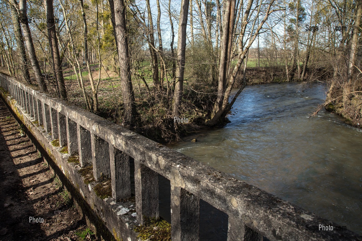 LA PASSAGE A GUE SUR LA RIVIERE L'INDRE, VIC, LA VALLEE NOIRE DE GEORGE SAND DANS LE BERRY (36), FRANCE 