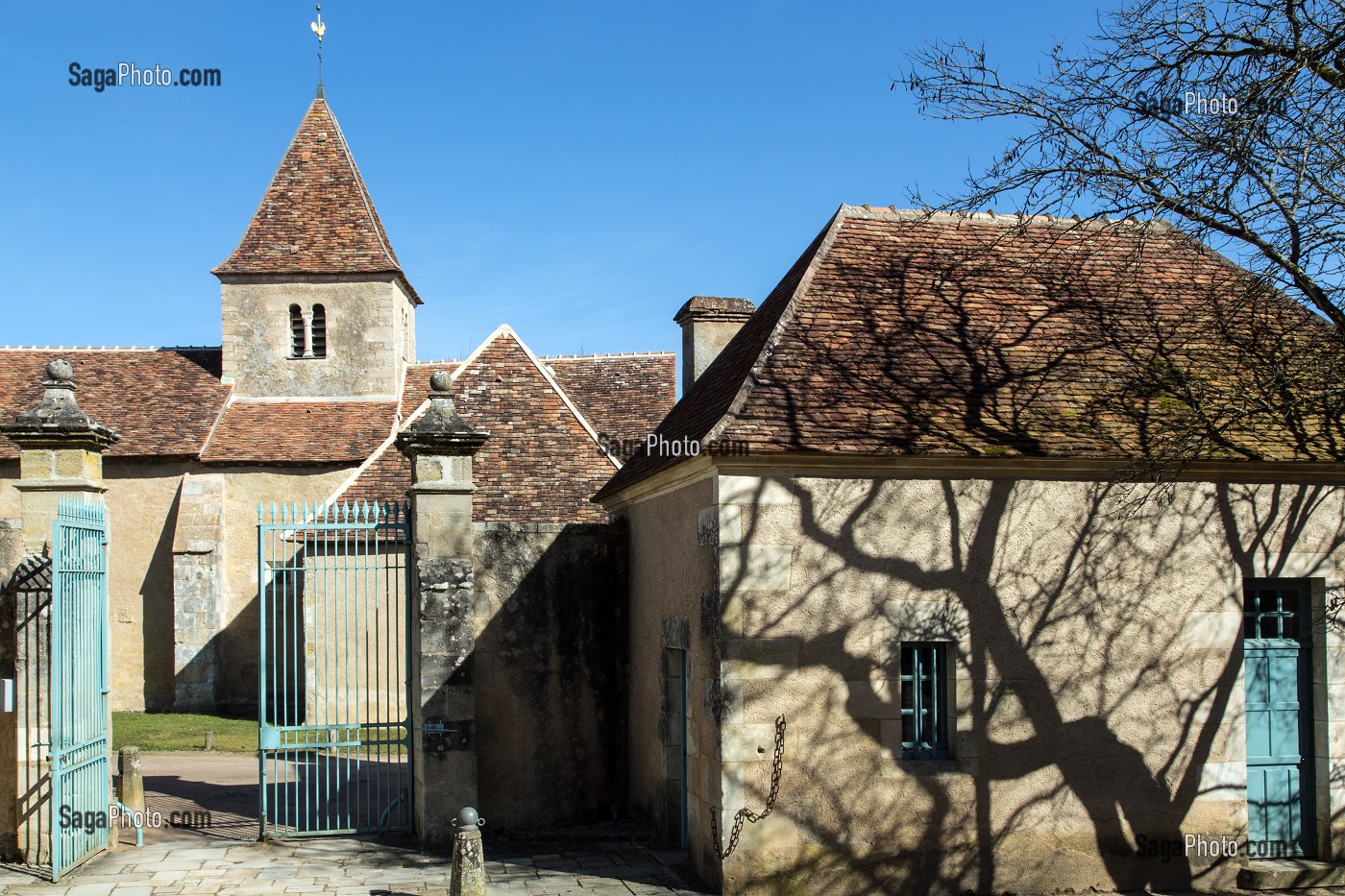 DOMAINE GEORGE SAND DEVANT L'EGLISE DU VILLAGE, LA VALLEE NOIRE ET LE ROMANTISME DE GEORGE SAND DANS LE BERRY, NOHANT-VIC (36), FRANCE 