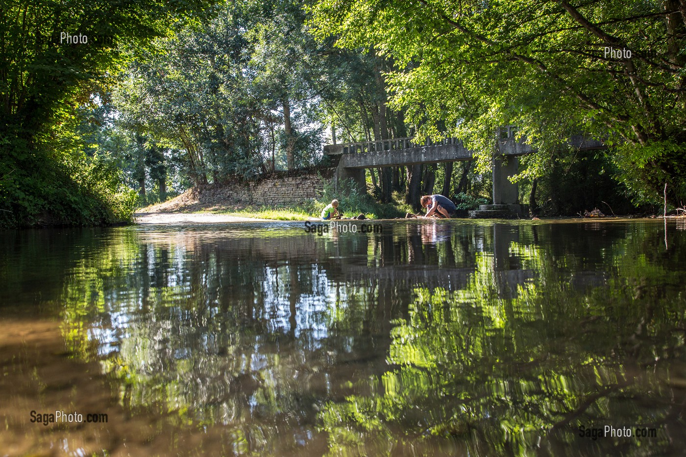 LE PASSAGE A GUE DE RIPOTON SUR LA RIVIERE L'INDRE, ENDROIT DE BAIGNADE DE GEORGE SAND, LA VALLEE NOIRE  DANS LE BERRY, VIC (36), FRANCE 