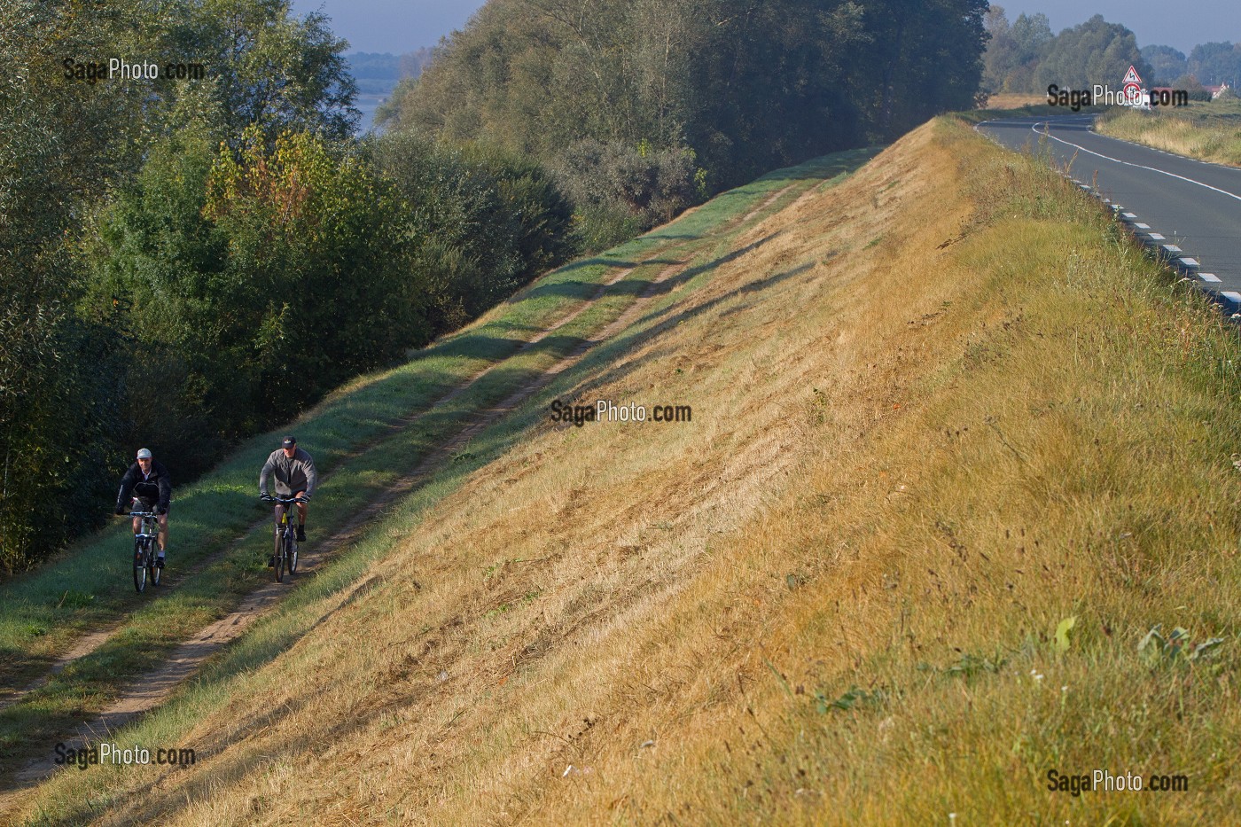 BALADE A VELO SUR LA LEVEE DE LA LOIRE AU PETIT MATIN, AMBOISE, INDRE-ET-LOIRE (37), FRANCE 