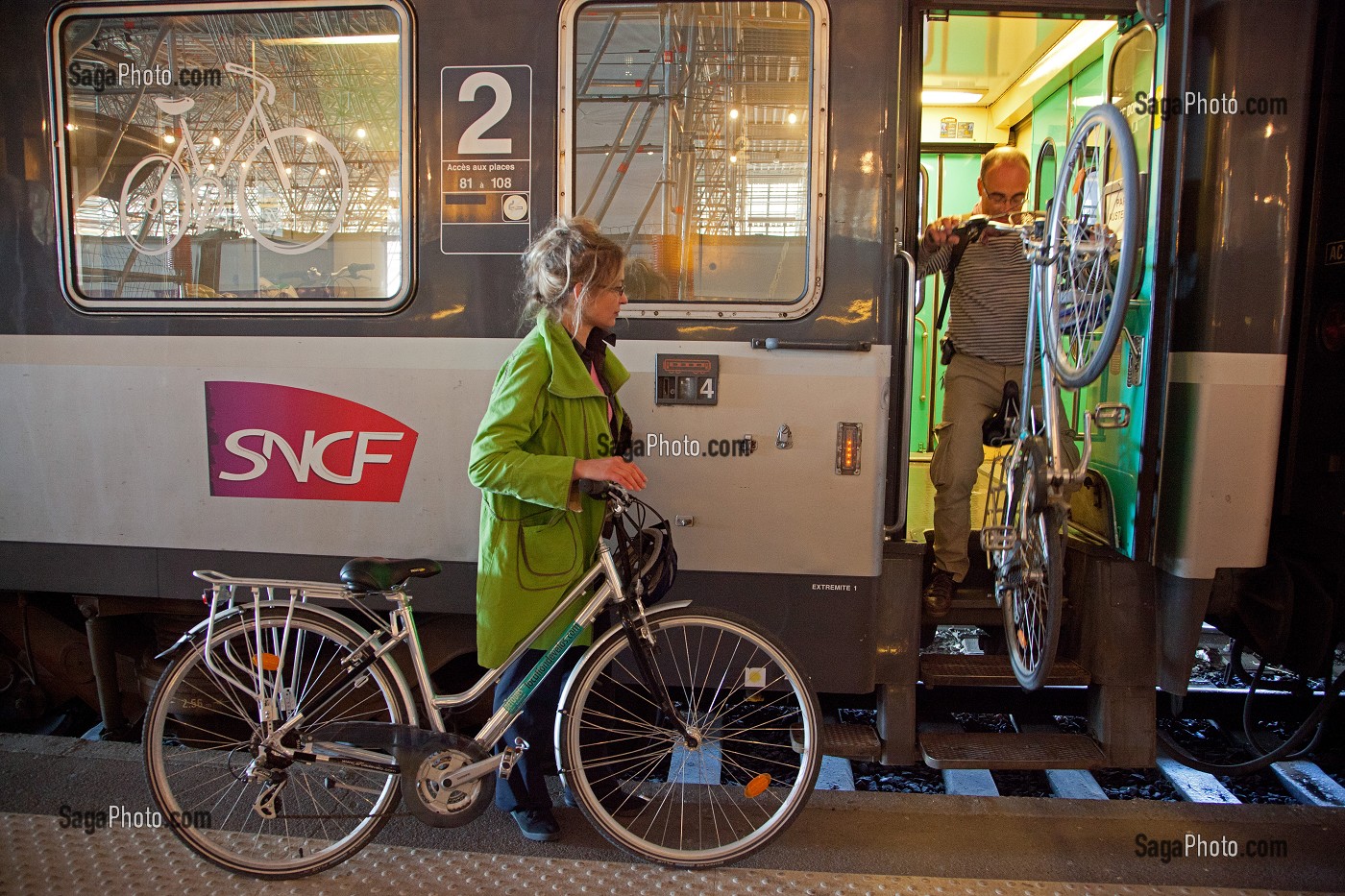 COUPLE DE CYCLISTES, DESCENTE DU TRAIN CORAIL A LA GARE DE TOURS, ITINERAIRE DE LA LOIRE A VELO, INDRE-ET-LOIRE (37), FRANCE 