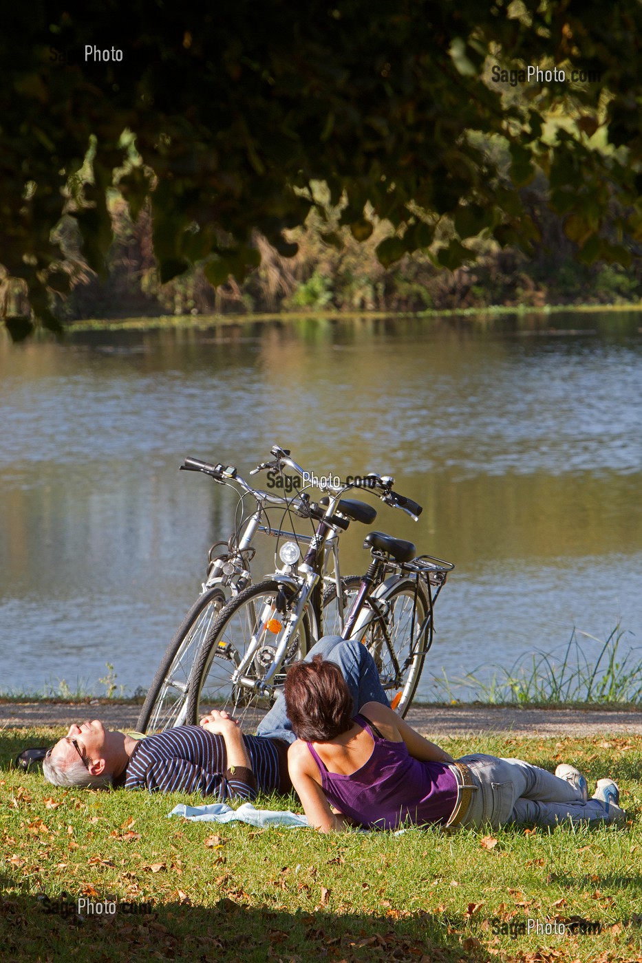 COUPLE DE CYCLISTES ALLONGES SUR L'ITINERAIRE DE LA LOIRE A VELO, SAVONNIERES, INDRE-ET-LOIRE (37), FRANCE 