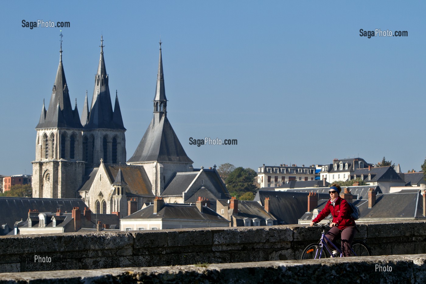 CYCLISTE SUR LE PONT JACQUES GABRIEL DEVANT LES CLOCHERS DE L'EGLISE SAINT-NICOLAS, BLOIS, ITINERAIRE DE LA LOIRE A VELO, LOIR-ET-CHER (41), FRANCE 