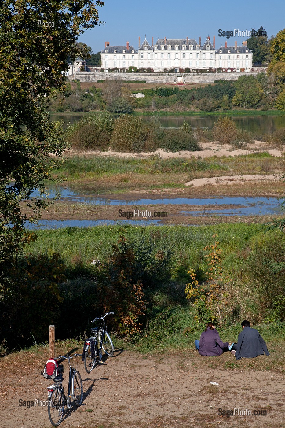 COUPLE DE CYCLISTES EN BALADE, ASSIS AU BORD DE LA LOIRE DEVANT LE CHATEAU DE MENARS, ITINERAIRE DE LA LOIRE A VELO, LOIR-ET-CHER (41), FRANCE 