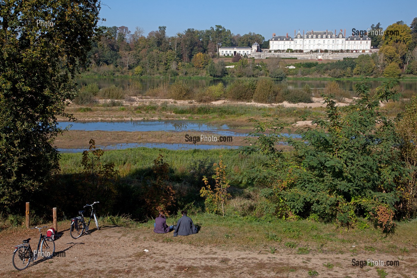 COUPLE DE CYCLISTES EN BALADE, ASSIS AU BORD DE LA LOIRE DEVANT LE CHATEAU DE MENARS, ITINERAIRE DE LA LOIRE A VELO, LOIR-ET-CHER (41), FRANCE 