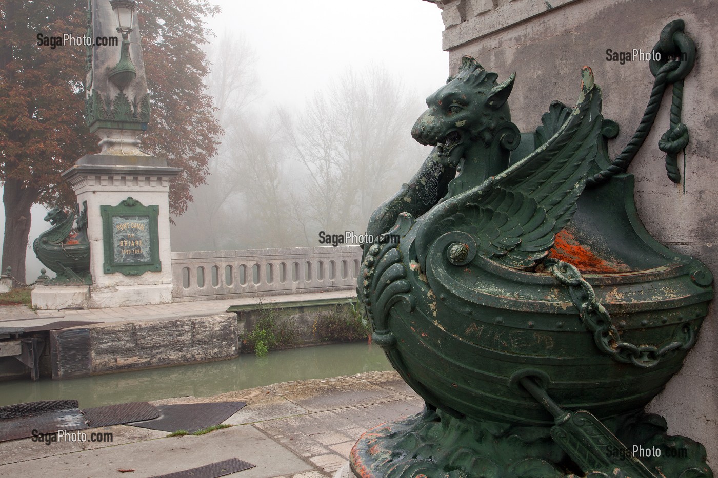 AMBIANCE DU PONT CANAL DE BRIARE DANS LA BRUME DU MATIN, LOIRET (45), FRANCE 