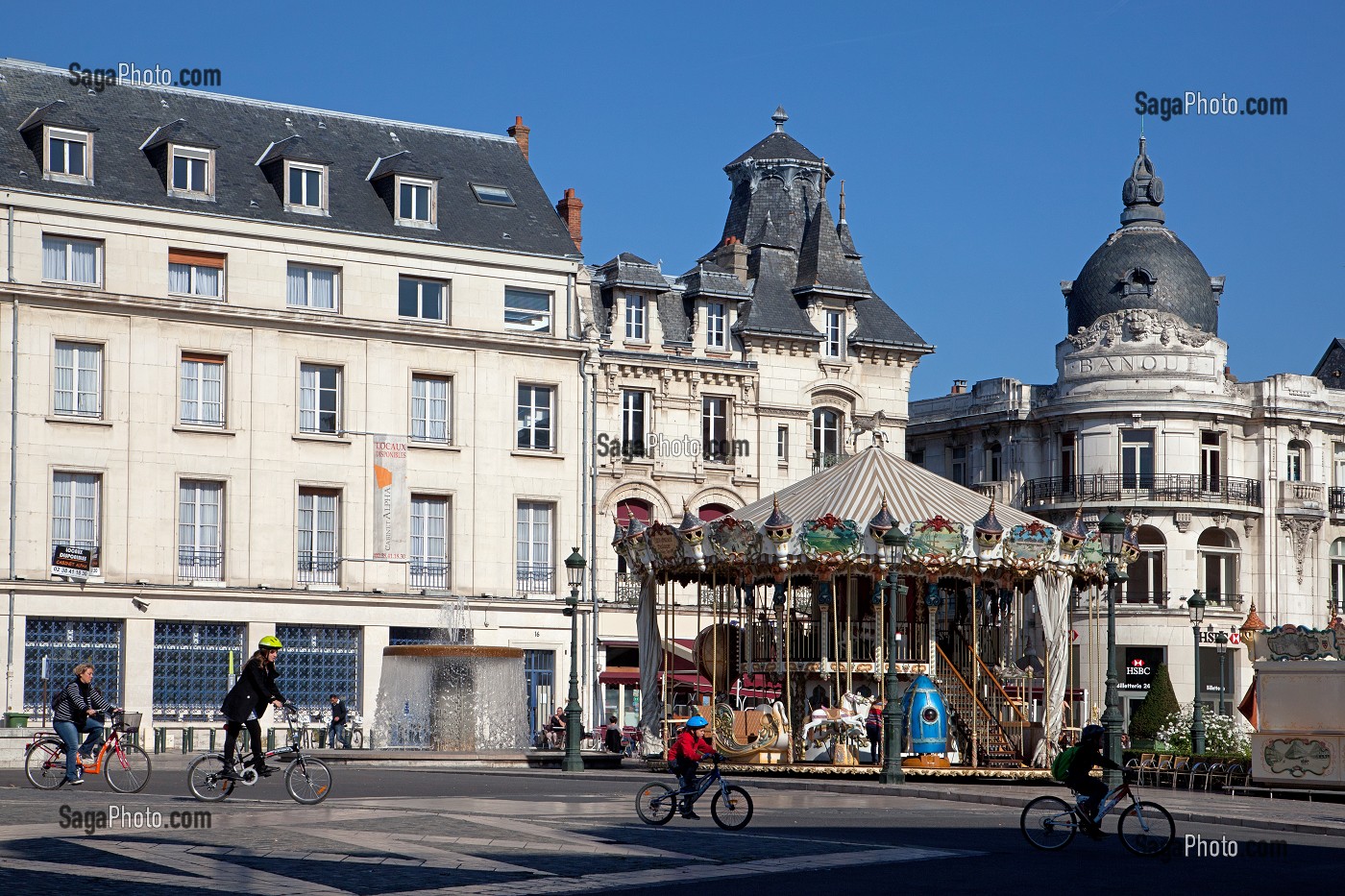 VELOS EN FAMILLE, PLACE DU MARTROI, ITINERAIRE DE LA LOIRE A VELO, ORLEANS, LOIRET (45), FRANCE 