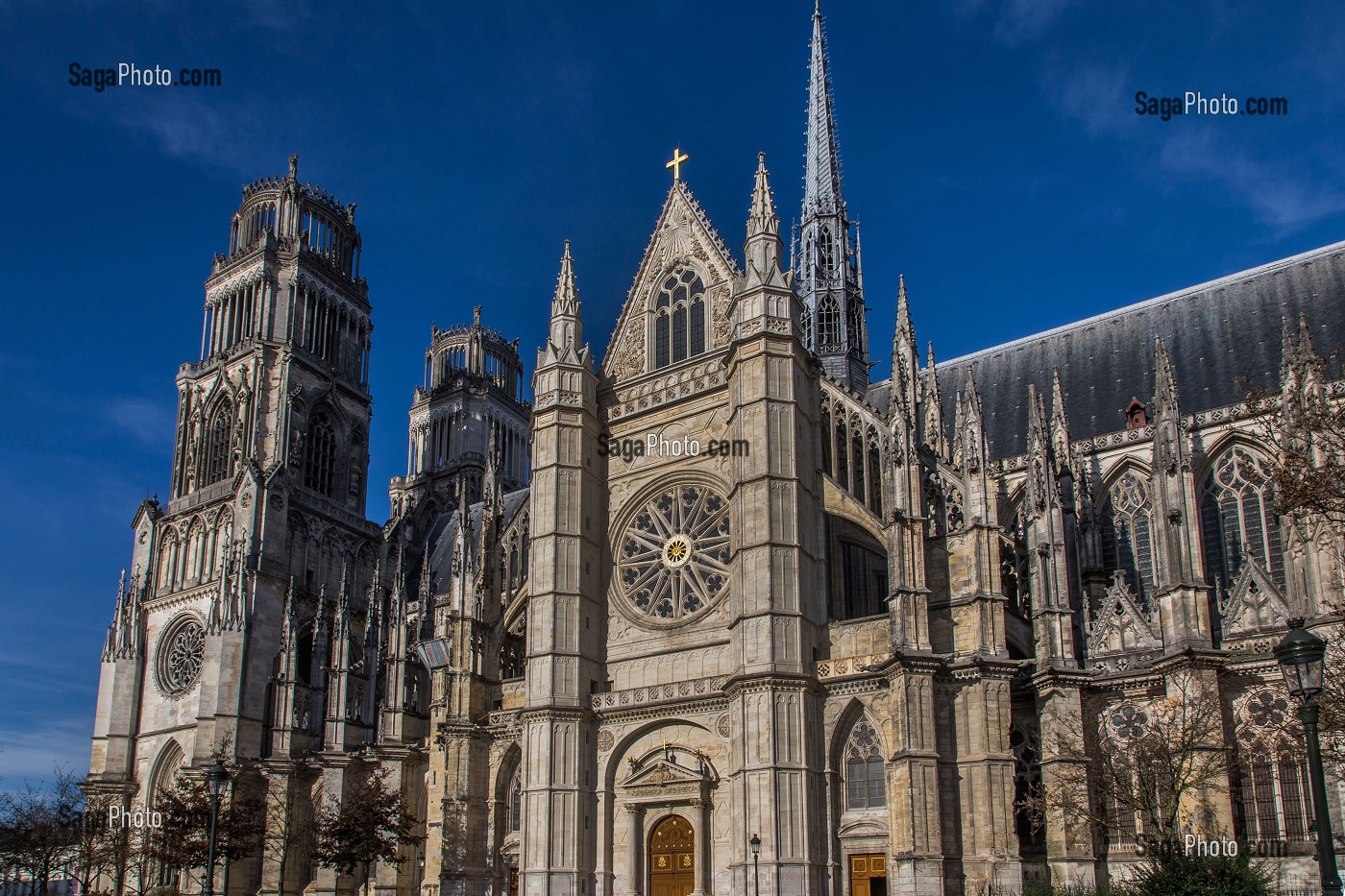 LA CATHEDRALE SAINTE-CROIX, CONSTRUITE AU 12 EME SIECLE, SON NOM PROVIENT D'UNE RELIQUE DE LA CROIX DU CHRIST QU'ELLE ABRITAIT AUTREFOIS, ORLEANS, (45) LOIRET, CENTRE, FRANCE 