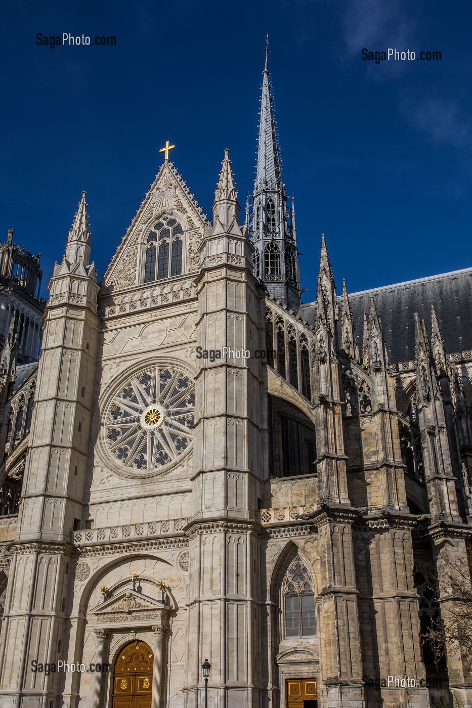 LA CATHEDRALE SAINTE-CROIX, CONSTRUITE AU 12 EME SIECLE, SON NOM PROVIENT D'UNE RELIQUE DE LA CROIX DU CHRIST QU'ELLE ABRITAIT AUTREFOIS, ORLEANS, (45) LOIRET, CENTRE, FRANCE 