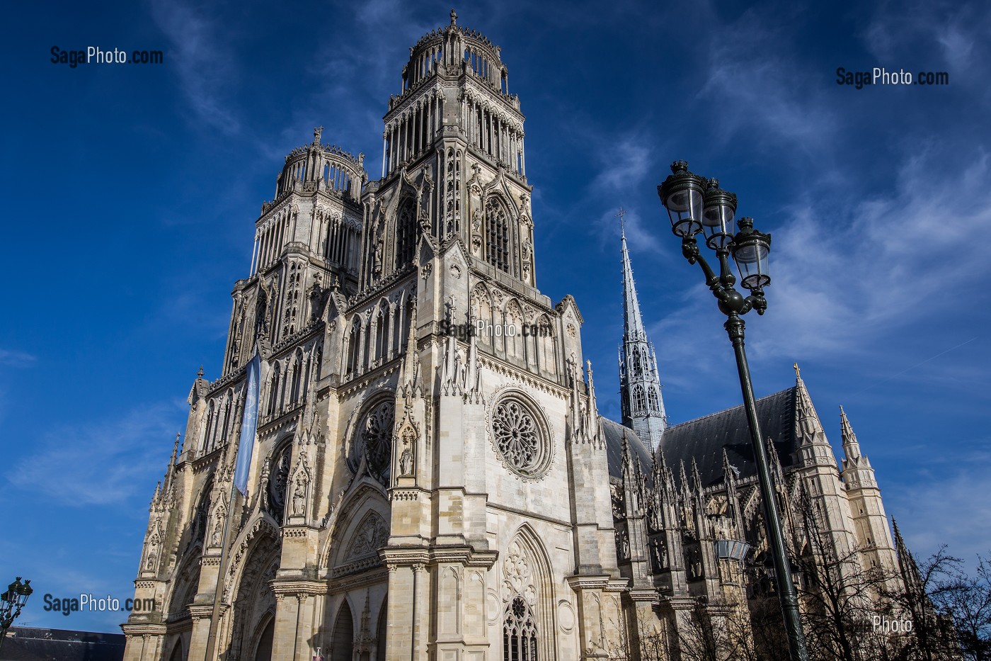 LA CATHEDRALE SAINTE-CROIX, CONSTRUITE AU 12 EME SIECLE, SON NOM PROVIENT D'UNE RELIQUE DE LA CROIX DU CHRIST QU'ELLE ABRITAIT AUTREFOIS, ORLEANS, (45) LOIRET, CENTRE, FRANCE 