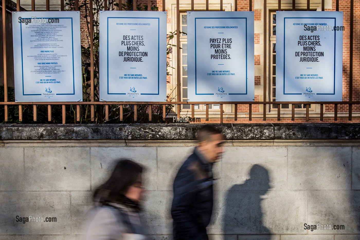 ILLUSTRATION DES REVENDICATIONS DE NOTAIRES CONTRE LE PROJET DE LOI MACRON PREVOYANT LA BAISSE DES TARIFS, ORLEANS, (45) LOIRET, CENTRE, FRANCE 