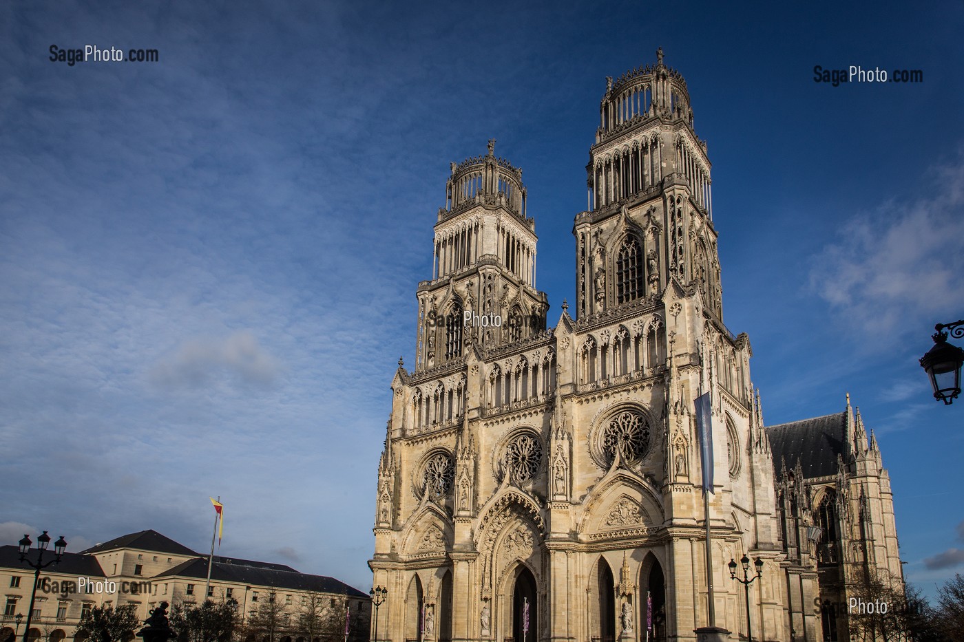 LA CATHEDRALE SAINTE-CROIX, CONSTRUITE AU 12 EME SIECLE, SON NOM PROVIENT D'UNE RELIQUE DE LA CROIX DU CHRIST QU'ELLE ABRITAIT AUTREFOIS, ORLEANS, (45) LOIRET, CENTRE, FRANCE 