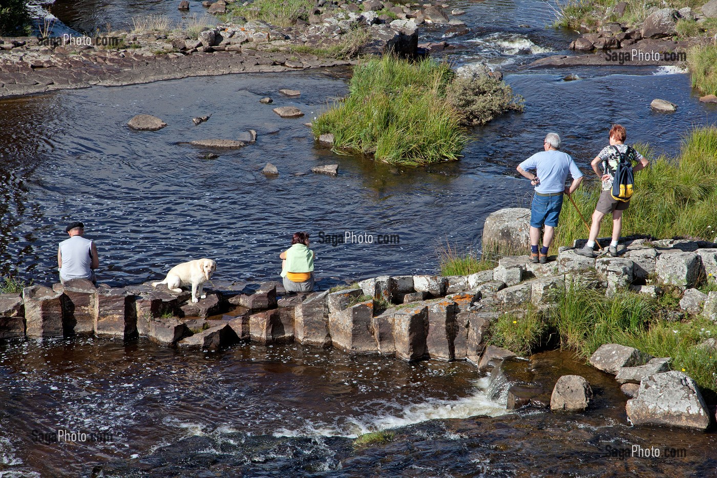 BALADE TOURISTIQUE SUR UNE RIVIERE, LOZERE, FRANCE 