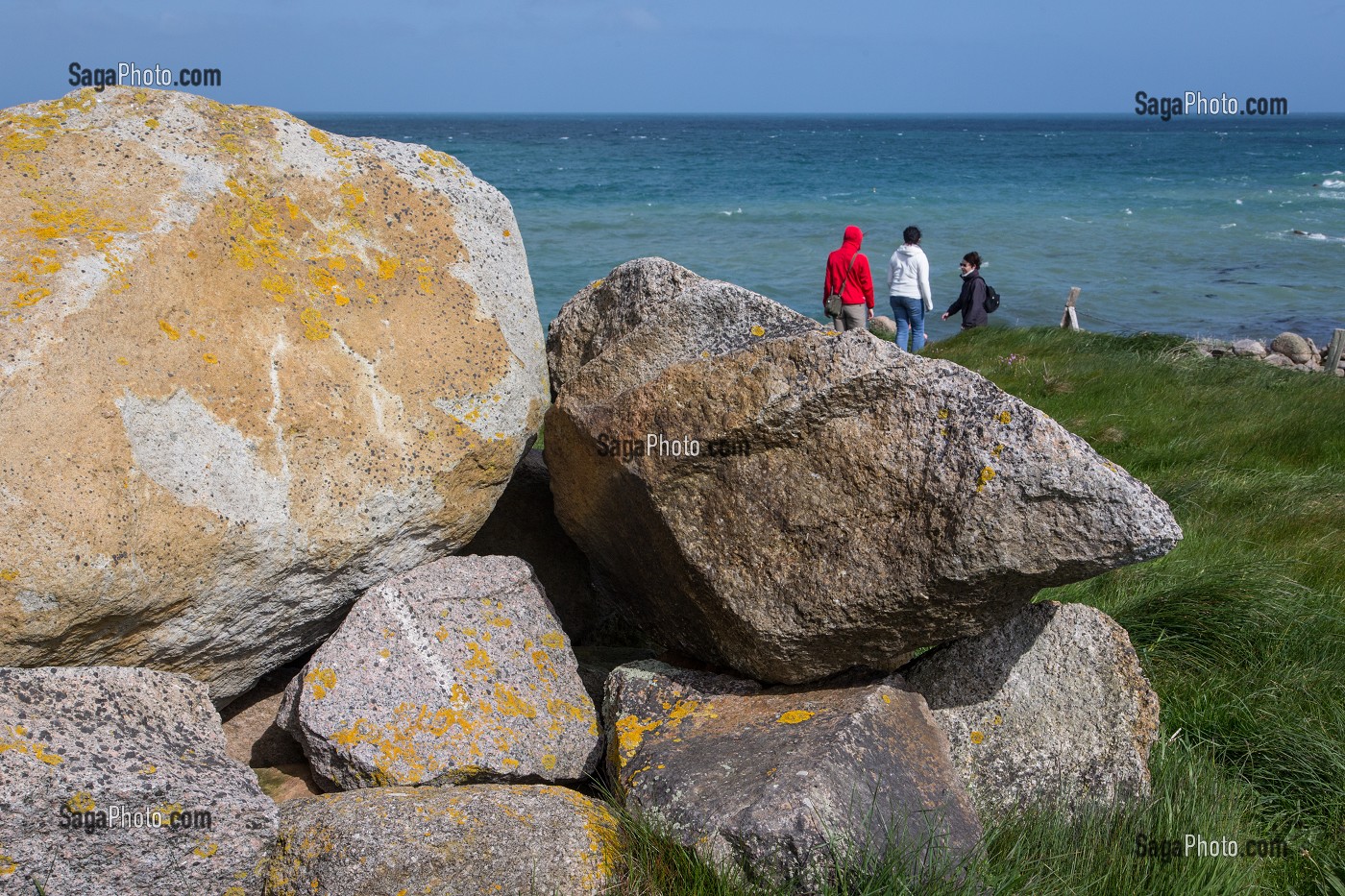 RANDONNEURS EN BORD DE MER, FERMANVILLE, MANCHE (50), FRANCE 
