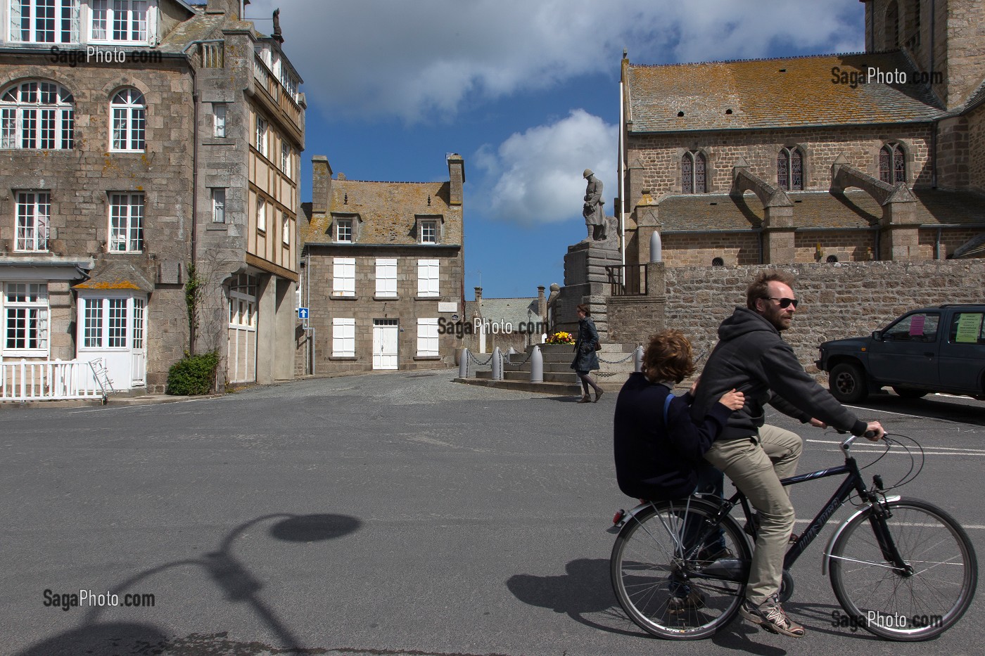 PROMENADE A VELO DANS LE CENTRE-VILLE DE BARFLEUR, LABELLISE PLUS BEAU VILLAGE DE FRANCE, MANCHE (50), FRANCE 