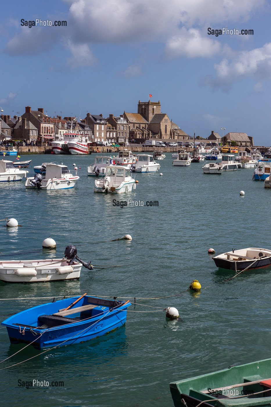 BATEAUX DE PECHE SUR LE PORT DE BARFLEUR, LABELLISE PLUS BEAU VILLAGE DE FRANCE, MANCHE (50), FRANCE 