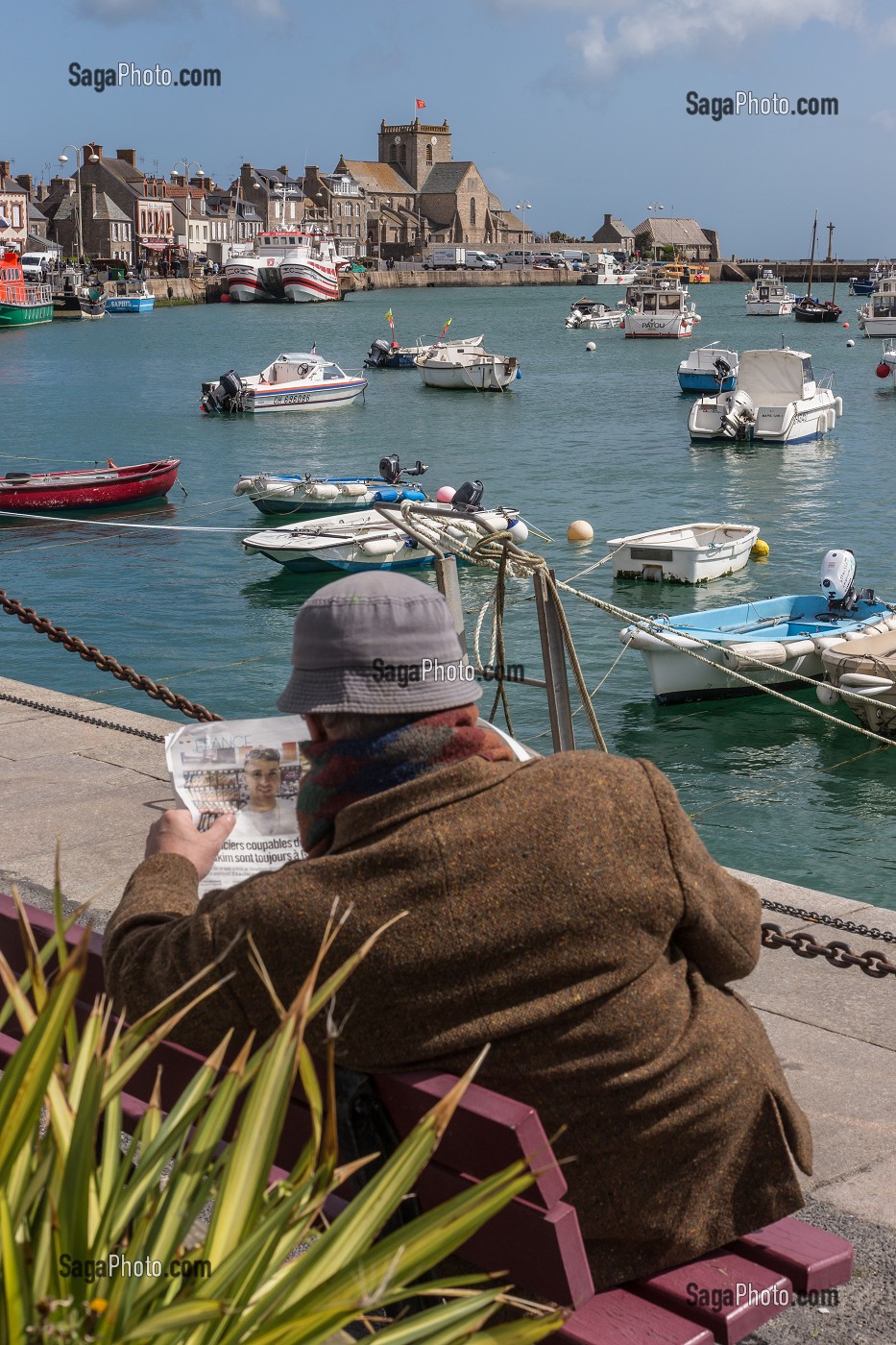 HOMME LISANT LE JOURNAL SUR LE PORT DE BARFLEUR, LABELLISE PLUS BEAU VILLAGE DE FRANCE, MANCHE (50), FRANCE 