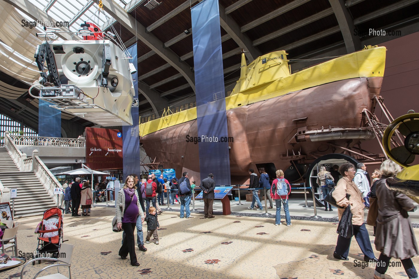 GRANDE GALERIE DES ENGINS ET DES HOMMES DE LA CITE DE LA MER AVEC LES SOUS-MARINS ARCHIMEDE ET ALVIN, GARE MARITIME TRANSATLANTIQUE, CHERBOURG-OCTEVILLE, MANCHE (50), FRANCE 