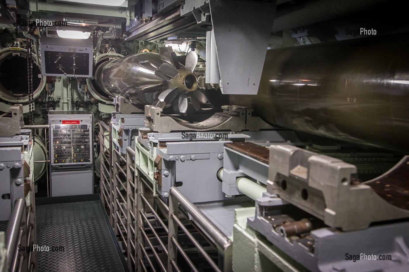 STOCKAGE DES TORPILLES, INTERIEUR DU SOUS-MARIN ' LE REDOUTABLE ', PREMIER SOUS-MARIN NUCLEAIRE LANCEUR D'ENGINS FRANCAIS, LANCE LE 29 MARS 1967 A CHERBOURG PAR LE GENERAL DE GAULLE, GARE MARITIME TRANSATLANTIQUE, CHERBOURG-OCTEVILLE, MANCHE (50), FRANCE 