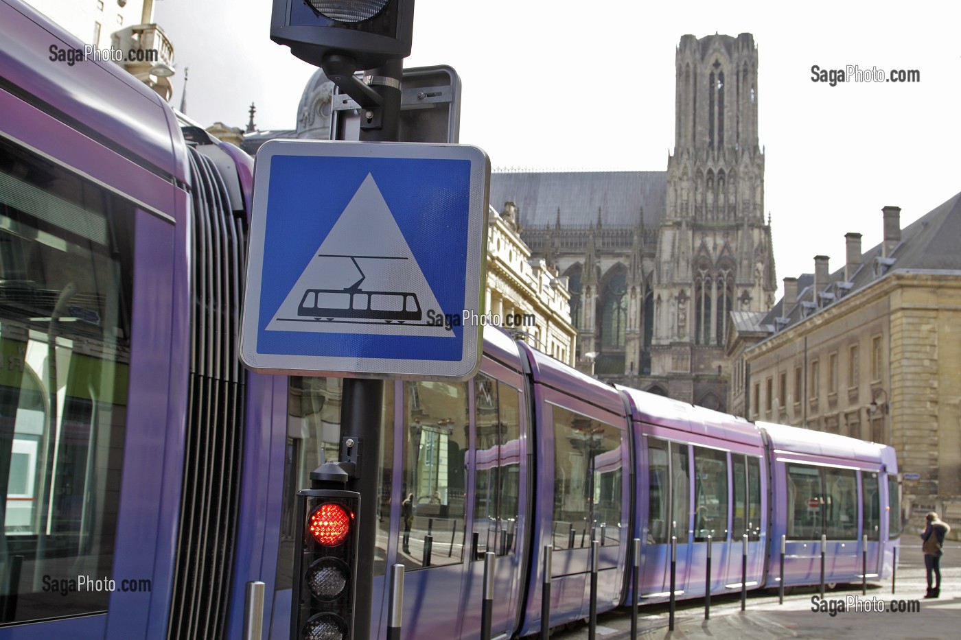 NOUVEAU TRAMWAY MIS EN SERVICE EN AVRIL 2011, COURS JEAN BAPTISTE LANGLET, REIMS, MARNE (51), CHAMPAGNE-ARDENNE, FRANCE 